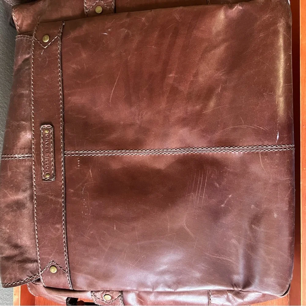 Fossil Distressed Brown Leather Messenger/Laptop Crossbody Bag Great Condition
